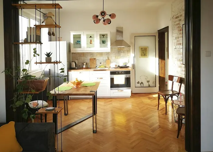 Sunny Downtown Apartment For 4