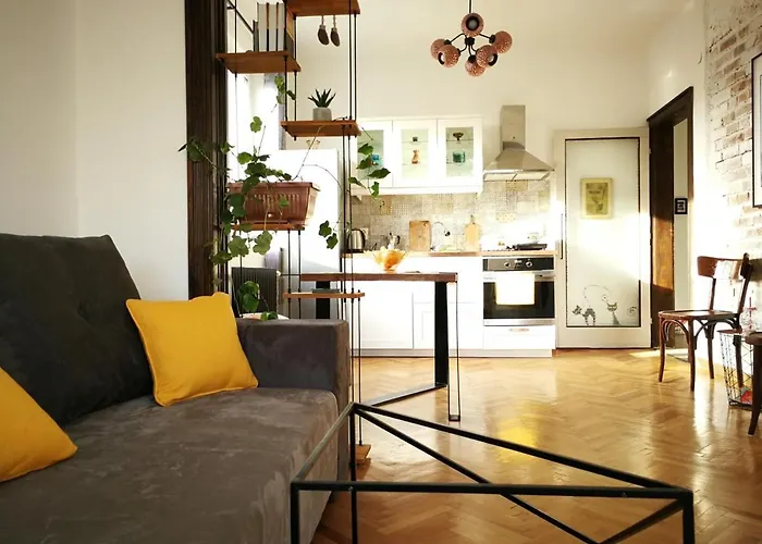 Sunny Downtown Apartment For 4