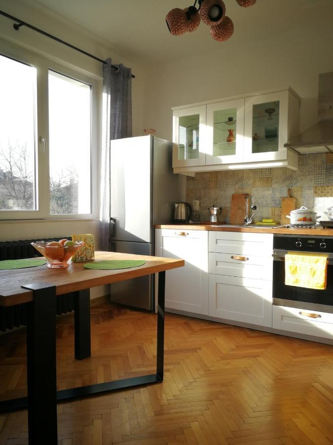 Apartment Sunny Downtown For 4